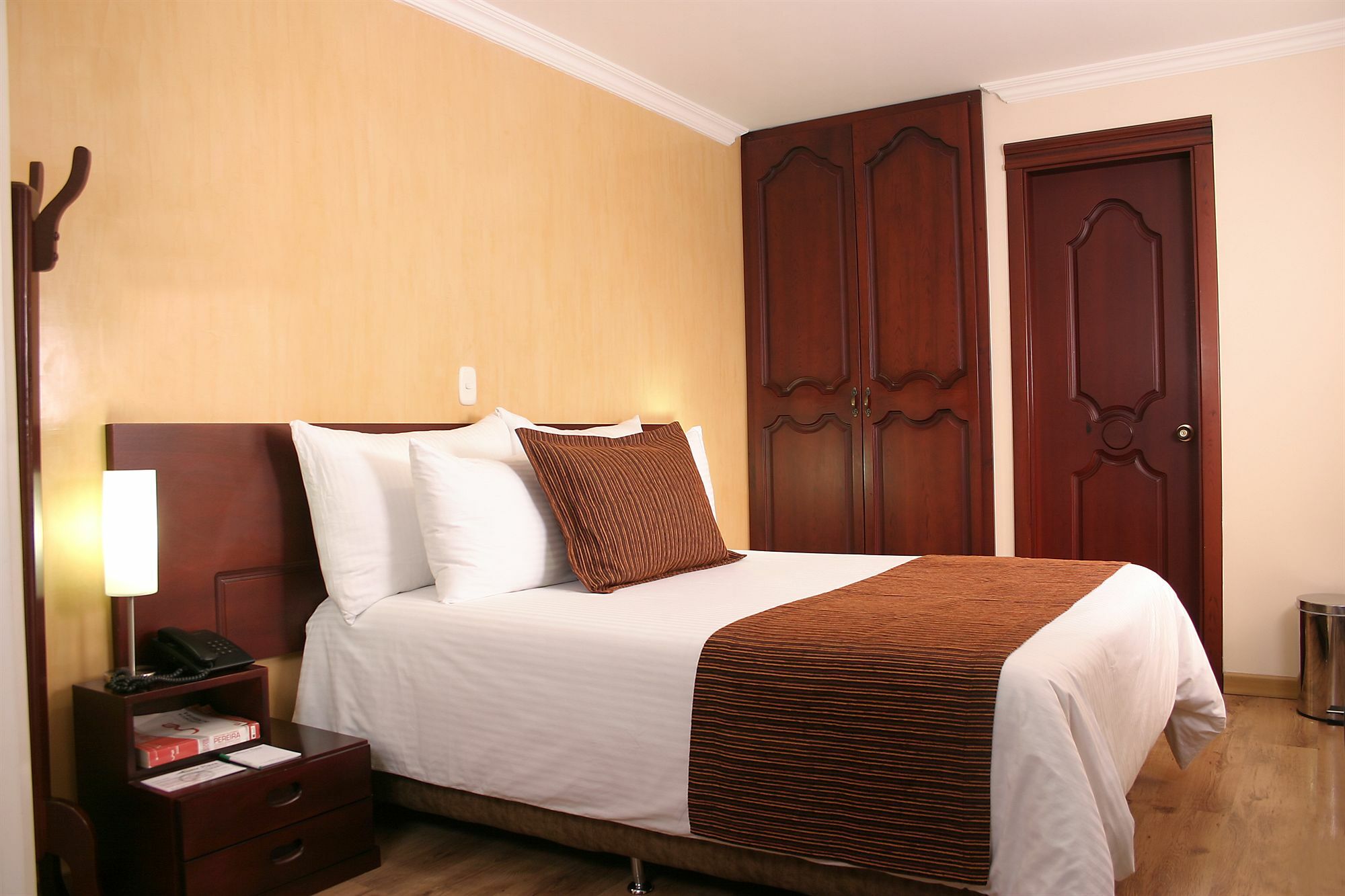 Luxor Plaza Hotel Pereira Kültér fotó